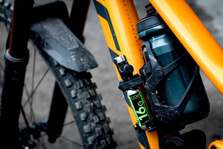 Der neue Syncros iS Cage Flaschenhalter bietet nicht nur Platz für einen Wasserspender, sondern beherbergt auch ein Minitool – sowie optional eine CO2-Kartusche oder Pumpe Der neue Syncros iS Cage Flaschenhalter bietet nicht nur Platz für einen Wasserspender, sondern beherbergt auch ein Minitool – sowie optional eine CO2-Kartusche oder Pumpe