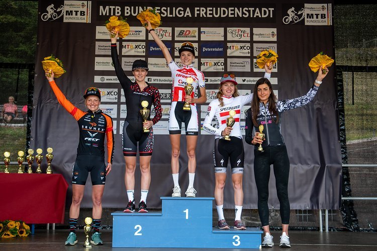 Die ersten fünf Damen auf dem Podium: Ronja Eibl wiederholte ihren Sieg aus dem Vorjahr und verwies, Anne Terpstra, Laura Stigger, Lisi Osl und Nadine Rieder auf die Plätze Die ersten fünf Damen auf dem Podium: Ronja Eibl wiederholte ihren Sieg aus dem Vorjahr und verwies, Anne Terpstra, Laura Stigger, Lisi Osl und Nadine Rieder auf die Plätze