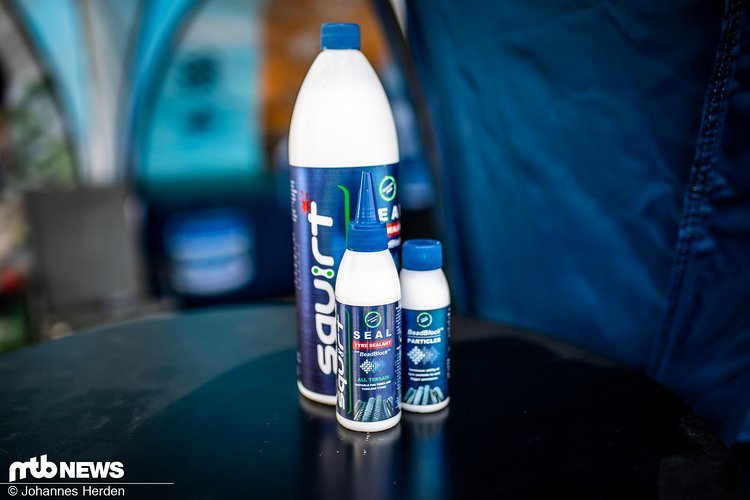 Die neue Dichtmilch von Squirt enthält BeadBlock genannte, feste Partikel und ist in den Größen 150 ml, 1 Liter und 5 Liter erhältlich. Die neue Dichtmilch von Squirt enthält BeadBlock genannte, feste Partikel und ist in den Größen 150 ml, 1 Liter und 5 Liter erhältlich.