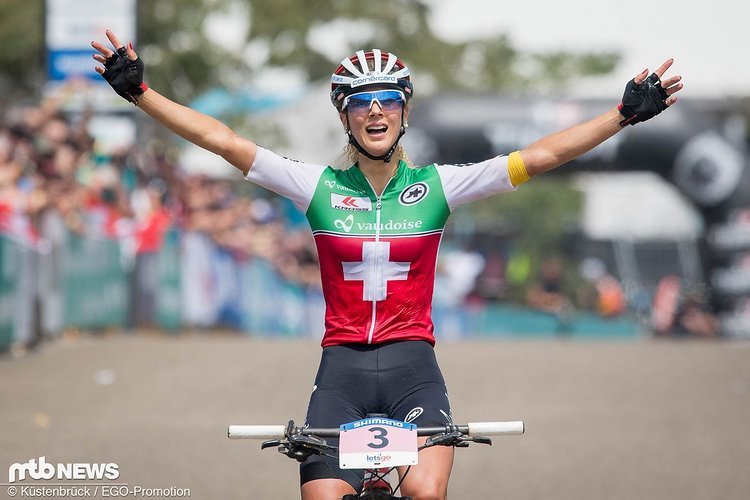 Die XC-Weltmeisterin versucht sich auch im Cross. Bei ihrem ersten Weltcup schlug sich die Schweizerin achtbar. Die XC-Weltmeisterin versucht sich auch im Cross. Bei ihrem ersten Weltcup schlug sich die Schweizerin achtbar.