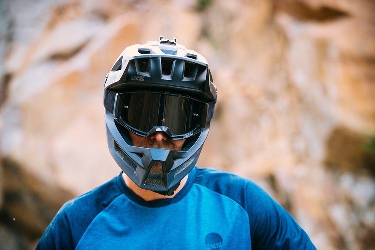 Der neue iXS Trigger FF-Helm soll nur knapp über 600 g wiegen und trotzdem die Sicherheit eines DH-Helms bieten Der neue iXS Trigger FF-Helm soll nur knapp über 600 g wiegen und trotzdem die Sicherheit eines DH-Helms bieten