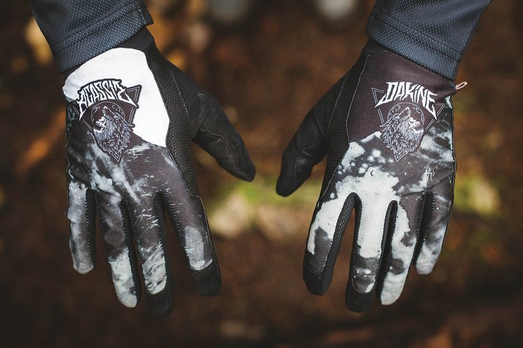 Auch Handschuhe mit einer Leder-Handinnenfläche und einer Oberseite aus Mesh gehören zur Kollektion Auch Handschuhe mit einer Leder-Handinnenfläche und einer Oberseite aus Mesh gehören zur Kollektion