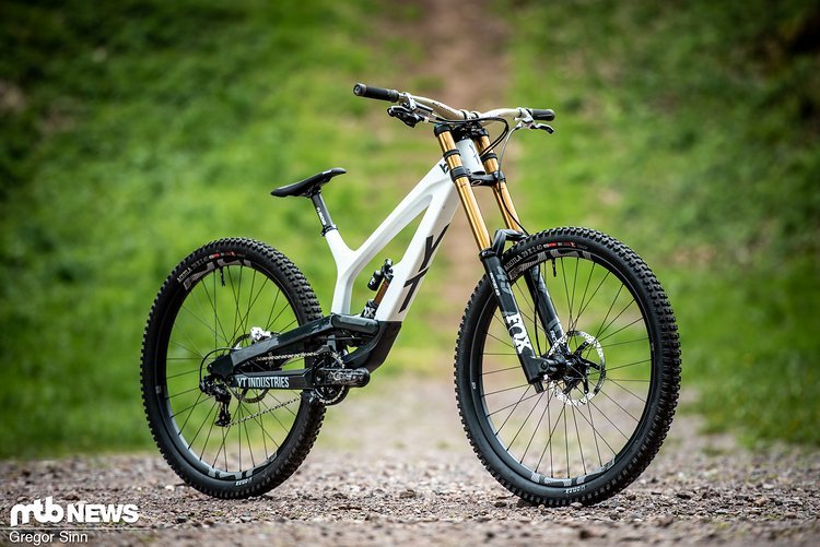 Seit Anfang des Jahres bietet YT Industries eine neue 29"-Version des bekannten Tues CF-Downhill-Bikes an