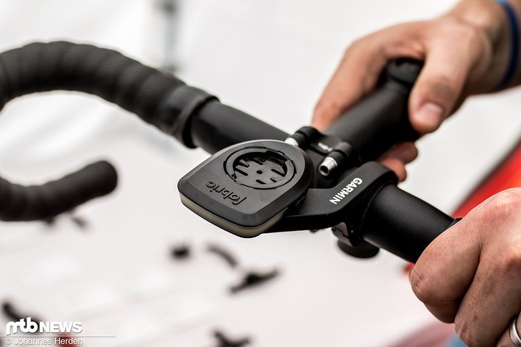 Das fabric Lumaray Licht ist primär für den Rennradbereich gedacht, die Klemmschelle funktioniert aber natürlich für jeden regulären Garmin-Halter Das fabric Lumaray Licht ist primär für den Rennradbereich gedacht, die Klemmschelle funktioniert aber natürlich für jeden regulären Garmin-Halter