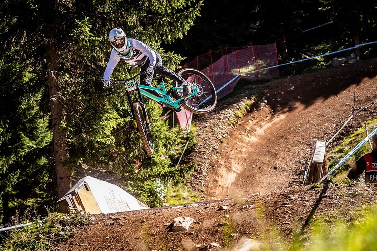 Gabriel Wibmer macht nicht nur auf der Downhill-Strecke eine gute Figur, auch seine Trial-Skills können sich sehen lassen. Gabriel Wibmer macht nicht nur auf der Downhill-Strecke eine gute Figur, auch seine Trial-Skills können sich sehen lassen.