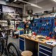 Nebenan werden Testbikes in einer ganz schön edel ausgestatteten Werkstatt montiert.
