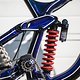Am Heck arbeitet ein RockShox Super Deluxe-Stahlfederdämpfer …