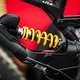 Die Räder von Finn Iles und Loïc Bruni sind mit neuen, elektrisch angesteuerten Öhlins TTX22-Dämpfern ausgerüstet.