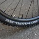 Auf den Carbonfelgen sitzen meist Schwalbe Racing Ralph in der TLE Version