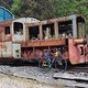 Zwei alte Lokomotiven auf dem Abstellgleis und ein Fahrrad