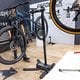 Bikes bis 50 kg Gewicht können mit dem Pro E Lift Bike Repair Stand gehoben werden.