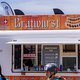 Und, na klar – es gab Bratwurst. Die Preisgestaltung von $13 für eine Wurst im kleinen Brötchen allerdings empfanden wir als leicht übertrieben.