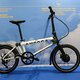 Das Ahooga Falt-E-Bike setzt auf einen Nabenantrieb mit Akku im Oberrohr.
