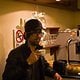 Sebas Romero genießt einen Espresso