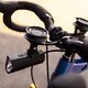 Die Fidlock-Lampe lässt sich beispielsweise vorn unter der Handyhalterung befestigen.