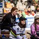 Gebannte Blicke nach oben: Wird Phoebe Gaele den ersten Platz aus dem Seeding Run verteidigen?