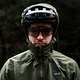 Obwohl die Gore Endure-Jacke zu den leichteren im Vergleichsfeld gehört, passt die Kapuze bequem über den Fahrrad-Helm.