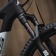 Die RockShox Reba-Federgabel verfügt über 100 mm Federweg und kann vom Lenker aus gelockt werden.