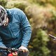 Nicht nur zum Montieren geeignet: Das Endura MT500 Polartec Jacket. Mitch trägt es in XL.