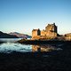Auf der Fahrt erleben wir den perfekten Postkarten-Sonnenaufgang am &quot;Eilean Donan Castle&quot;.