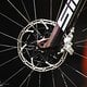 Aufgrund vielfacher Kritik in den vergangenen Jahren rüstet SRAM die Top-Boliden im Cross-Country-Zirkus inzwischen mit einer Vier-Kolben-Version ihrer Leichtbaubremse aus.