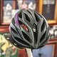 Ob führ Rennrad oder MTB, dieser Helm ist für Rennsport-begeisterte Frauen gedacht.