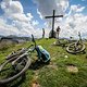 Von Gipfel zu Gipfel: Die Berge um Saalbach und Hinterglemm sind über ein Netz aus Bergbahnen und Wegen gut erschlossen und erlauben vielfältige Tourenoptionen mit und ohne Unterstützung.