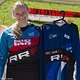 Jana Bartova zeigt ihr neues Europameister-Trikot, was im Rennlauf ihr National-Trikot ablöst