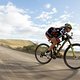 Sally Bigham lässt die Jungs hinter sich auf einer Abfahrt - Foto von Greg Beadle-Cape Epic-SPORTZPICS