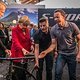 Nach einem kurzen Stopp bei Scott setzt Angela Merkel ihren Radsport-Crash-Kurs im großzügig abgesperrten Stand von Specialized fort.