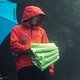 … Modetipps verteilt der Ex-Weltmeister offensichtlich jedoch nicht, wie diese gewagte Jacken-Schirm-Kombi von Luca Shaw zeigt.