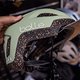 Das französische Unternehmen Bollé bietet nachhaltige Helme an, die größtenteils auf recycelte oder biologische Materialien setzen