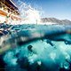 Die kräftezehrende Tour auf der griechischen Insel Nisyros war an sich schon ein Highlight, wurde aber mit der Abkühlungssession mit wilden Sprüngen ins tiefblaue Meer noch vergoldet. Dieser Shot musste rein!
