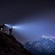 Beeindruckende Kulisse in Nepal: Sternklarer Himmel, gigantische Eiswände am Horizont