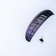 Unser Chef Tom hat nicht gespart und ist selbst im Paraglider aufgestiegen, um herannahende Fahrer anzusagen.