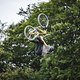 So kam er auf den Big Air Sprüngen ebenso zurecht wie im Skatepark, wo er Flips mit Barspins kombinierte.