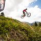 Etwas größer sind nicht nur die Berge in den Alpen, sondern auch die Sprünge. Felix Klee zieht ordentlich am Lenker und segelt über das Roadgap in Morgins.