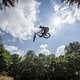 Fahrer Chris Haas fliegt auf seinem BMX über die perfekt geshapten Dirts