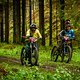 Ines Thoma und Anita &amp; 3 kg Schlamm pro Bike schieben sich den Berg hoch