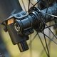 Um eine ausreichend große torsionale Steifigkeit zu erreichen, setzt Fox auf eine 20 mm-Stahlachse