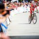 ...während Schurter enttäuscht ins Ziel rollt. Ein Sturz 300 Meter vor dem Ziel in Führung liegend kostete ihn den Sieg.