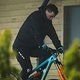 Richie Rude fährt sich auf seinem Enduro-Racebike warm.