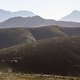 Dank des Helis bekommen wir klasse Fotos und die Fahrer mchtig viel Staub - Foto von Nick Muzik-Cape Epic-SPORTZPICS