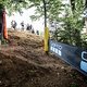 Das Gelände kippt am Waldeingang auf einmal steil nach unten