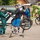 Vater und Sohn präparieren ihre Bikes für den wilden Ritt um das Weisshorn