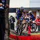 Puck Pieterse (vorne) und Loana Lecomte (hinten) drückten frühzeitig dem Short Track-Rennen der Damen ihren Stempel auf und reduzierten das Spitzenfeld.