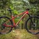 Das Merida Big.Nine TR 600 kommt in knallrot und geht mit XC-Background ins Trail-Rennen.