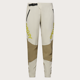 Die Maven Scrub Pant wurde aus abriebfestem und wasserabweisendem Material gefertigt und hat einen flexiblen Bund.