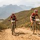 Cherie Vale und Mariske Strausse erklimmen einen von vielen Bergen