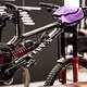 In den Downhill-Pits ist mittlerweile fast jedes Bike verkabelt.